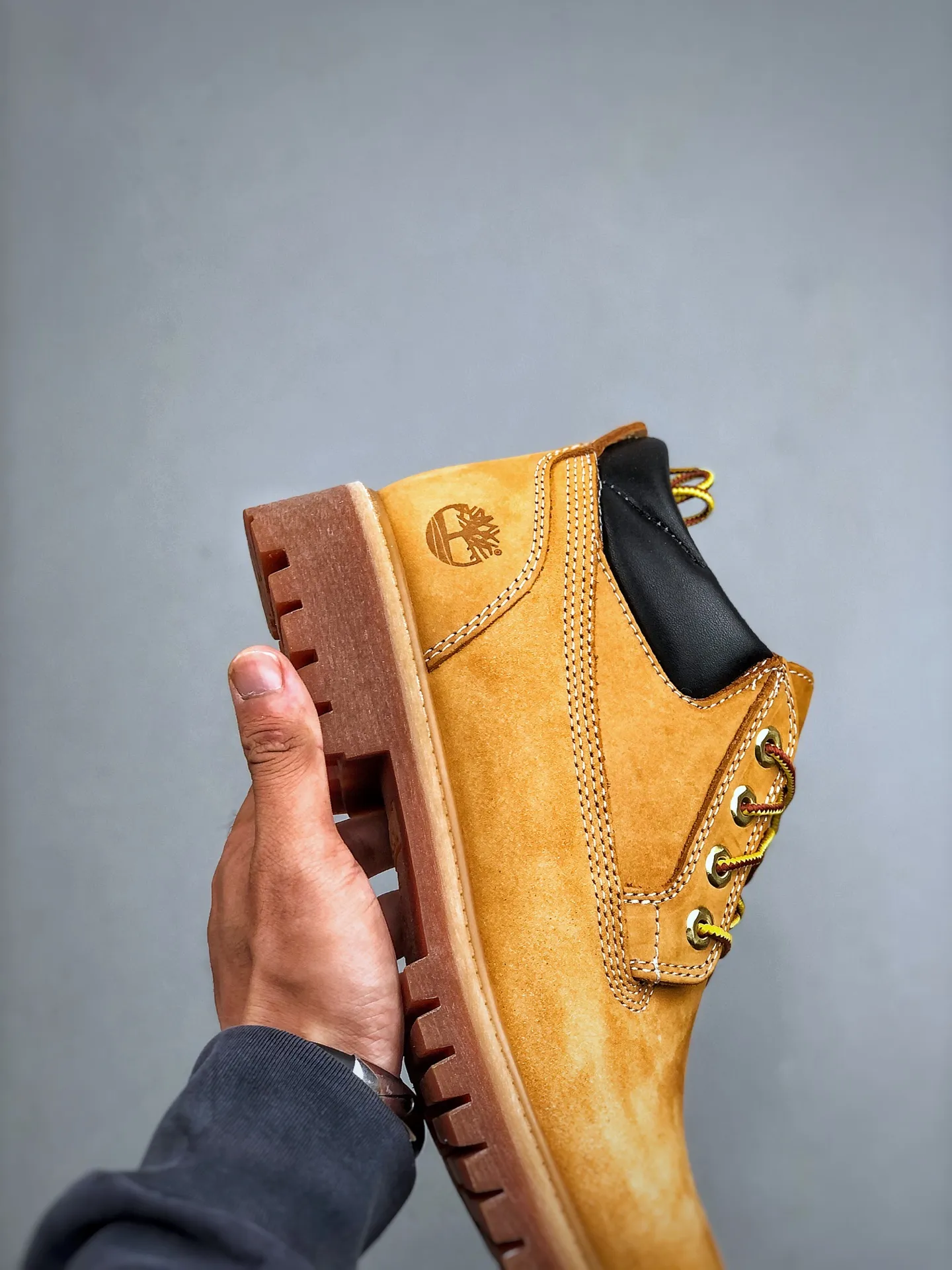 Local self-pickup 💰700 supports store placement, you can get the pure and original top quality, one-to-one original development version, Timberland, not bad at kicking/classic mid-top yellow 23061 Produced by the original channel of Zhongshan Baoyuan, the top-notch technology is newly upgraded, it can be called a genuine copy machine, the original imported waterproof leather, the original anti-counterfeiting label, the purple light can be scanned, the computer sewing line, the four lines are aligned, the horizontal folding is dynamic and water-repellent, the top genuine consistent injection molding process Art Rubber non-slip outsole resists cold and cracks Authentic and consistent all-leather collar/lining/shoes Equipped with anti-fatigue shock-absorbing honeycomb insole Highly comfortable Full set of original packaging accessories (comes with shoelaces, cleaning eraser, and counter bag) Size: 35 36 37 38 39 39.5 40 41 42 43 44 45 Men’s size runs one size larger